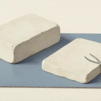 ROUND or truncate illustration, two pale blocks with rounded and trimmed edges on a blue mat.