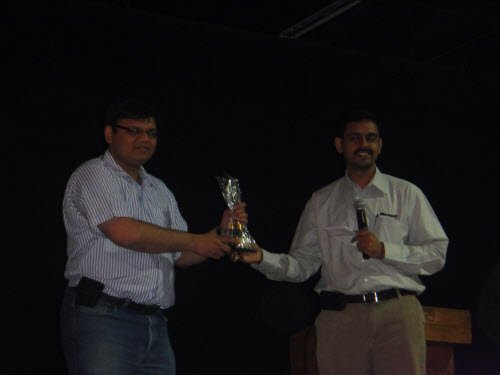 Vinod Kumar Presenting trophy to Pinal Dave