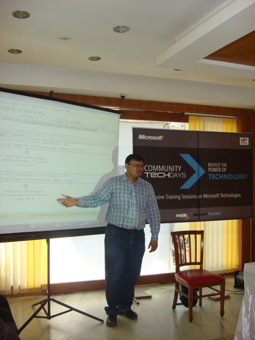 Person giving a presentation on Microsoft Technologies.